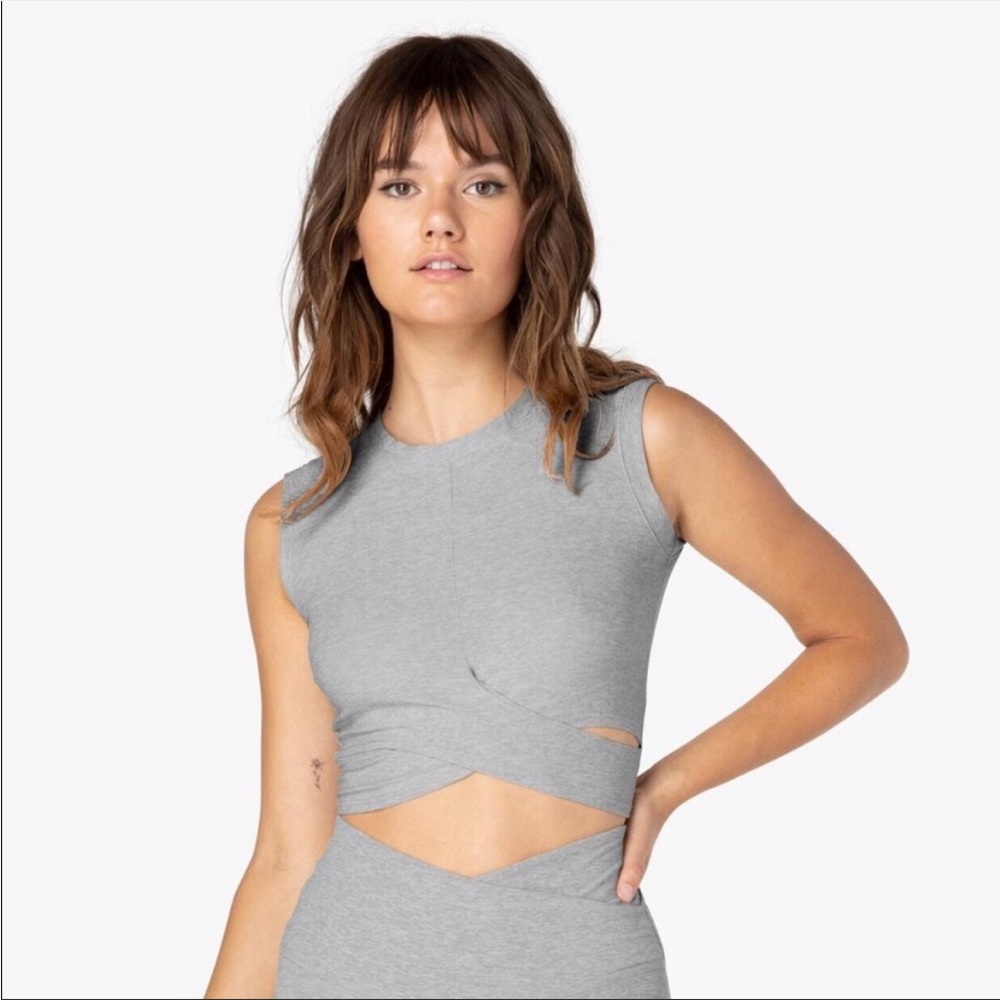 Beyond Yoga Light Gray Twist-Front Muscle Tee